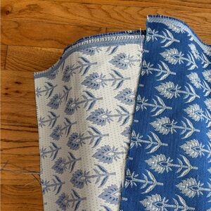 Reversible blue and white floral fabric🦋